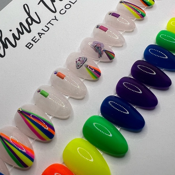 Handmade Press On Nails - Picture 3 of 3